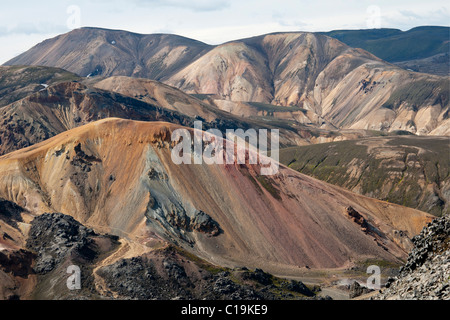 Blick über Vulkan Brennisteinsalda im Bereich Landmannalaugar im isländischen Hochland, mit wunderschönen mineralischen Bergen. Stockfoto