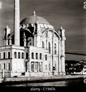 Ortakoy-Moschee in Besiktas in Istanbul in der Türkei im Nahen Osten Asien. Islam islamische muslimische Minarett Architektur Gebäude religiösen Religion Reisen Stockfoto