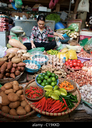 Frisches Obst und Gemüse zum Verkauf in Hanoi Straßenmarkt, Vietnam Stockfoto