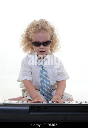 Niedliche kleine Kleinkind jüdischen Jungen spielen so tun, als Musiker Stockfoto