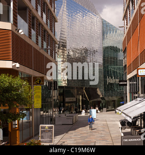 Mit Blick auf St. Petersplatz und die moderne Architektur des Highcross Shopping Centers in Leicester Stockfoto