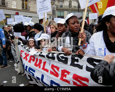 Paris, Frankreich, französische NGO, Demonstration von Franzosen und Afrikanern, die gegen Zwangsausweisungen protestieren, Frauen, die mit Protestbanner auf der Straße marschieren, Familienproteste, Immigrantenproteste, Immigrantenfamilien [Land] [Afrikanisch] Stockfoto