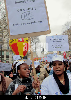 Paris, Frankreich, afrikanische Frauen, die in Demonstrationen gegen Zwangshausweisungen protestieren, Front, Menge, Protestzeichen halten, Außerirdische Frau, französische Migrantenproteste Stockfoto