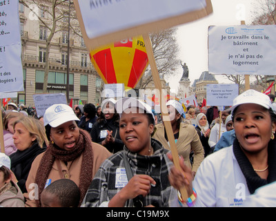 Paris, Frankreich, Menschenmenge afrikanischer Migranten, Einwanderer, Frauen, die in der Familienstraßendemonstration marschieren, Protest gegen Zwangsausweisungen, Protestzeichen, Menschen marschieren Straße, Wohnrecht Stockfoto