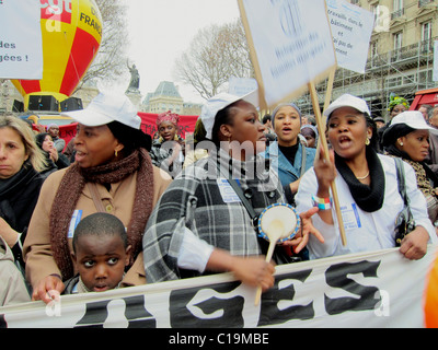 Paris, Frankreich, französische NGO, Demonstrationskundgebung gegen Zwangsausweisungen, Migranten aus europa, afrikanische Familien Frauen, die mit Protestzeichen marschieren, Migrantinnen, Familienprotest, Migrantenfamilien [Land] [afrikanische] Einwanderungsproteste Stockfoto