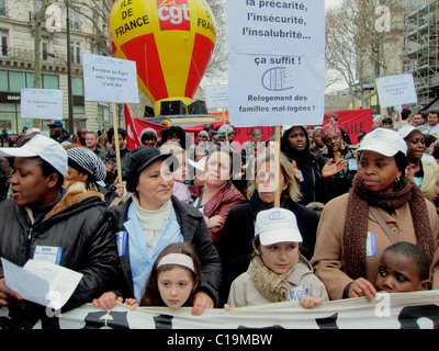 Paris, Frankreich, französische NGO, Demonstrationsproteste, gegen Zwangsausweisungen, Menschenmenge afrikanischer Familien mit Kindern, die mit französischen Protestposter auf der Straße unterwegs sind, gemischte ethnische Gruppen, Freunde im Freien, Protest von Einwanderern, Zeitungen Stockfoto