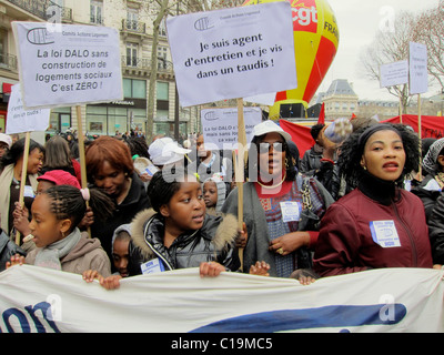 Paris, Frankreich, französische NGO, Menschenmenge afrikanische Einwanderer protestieren, Demonstration gegen Zwangsausweisungen, Familien, afrikanische Frauen marschieren mit Protestzeichen auf der Straße, Migrantinnen, schwarze Gemeinde Paris, Migrantenfamilien [Land] [afrikanische] Einwanderungsproteste, Wohnrecht Stockfoto