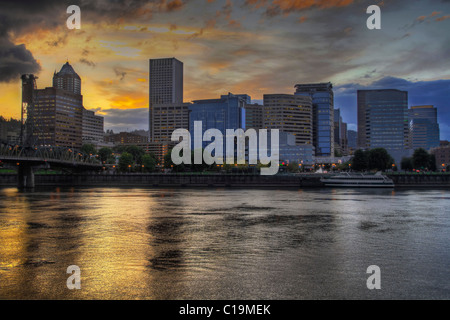 Dramatischen Sonnenuntergang Himmel über Portland Oregon Skyline 2 Stockfoto