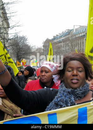 Paris, Frankreich, soziale Demonstration protestiert gegen Gehäuse Ausweisungen gezwungen Menge von afrikanischen Frauen marschieren auf Straße mit Protest Stockfoto