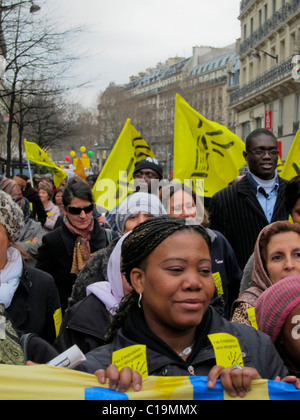 Paris, Frankreich, verdrängt Migranten aus dem afrikanischen europa, Demonstration gegen Zwangsausweisungen, Portrait schwarze Frau, Migrantinnen, Frauen marschieren Stockfoto