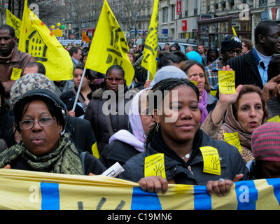 Paris, Frankreich, Demonstration, die gegen Zwangsausweisungen protestiert, afrikanische Immigranten, die Banner halten, Frauen marschieren, schwarze Gemeinde paris, Menschenmenge von Front, Wohnrecht Stockfoto