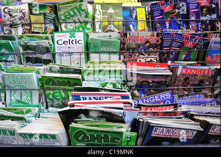 Programme von Glasgows berühmten Fußball-Rivalen, Celtic und Rangers, Wange durch Backe in perfekte Disharmonie Leben Stockfoto