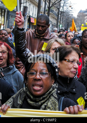 Paris, Frankreich, Massenmarsch bei D.A.L. Demonstration gegen Zwangsvertreibung von Wohnungen, Proteste, Portrait, afrikanische Einwanderer, Frauenmarsch, schwarze Migrantinnen, schwarze Gemeinde paris, Menschenmenge von Front, Einwanderungsproteste, multiethnische Straße frankreich Stockfoto