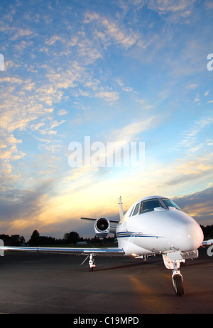 Porträt eines corporate Jets auf dem Rollfeld gegen ein Abendhimmel. Stockfoto