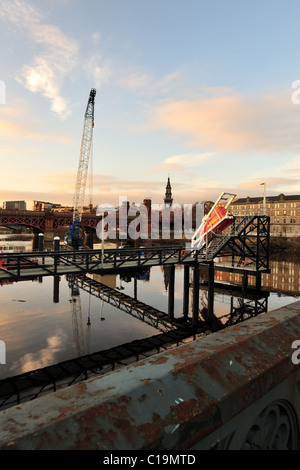 Glasgow Winter Sonnenuntergang von der Albert-Brücke in Richtung Westen/Stadtzentrum suchen Stockfoto