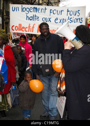 Paris, Frankreich, Demonstration protestiert gegen Gehäuse Ausweisungen, afrikanischer Einwanderer Migrantenfamilie, marschieren auf der Strasse gezwungen Stockfoto