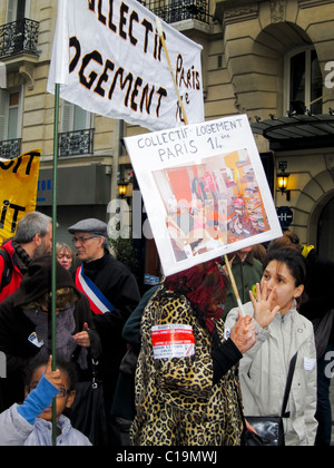 Paris, Frankreich, Gruppe Franzosen auf der Straße, Demonstration protestiert gegen Wohnungsvertreibungen, hält Protestzeichen Stockfoto