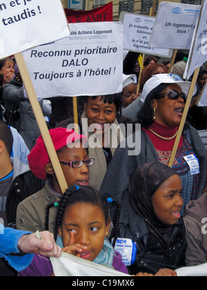 Paris, Frankreich, Menschenmenge afrikanischer Familien, europäische Migranten, D.A.L. Demonstrationsproteste gegen Zwangsausweisungen, Kinder mit französischen Familienprotestieren, MigrantInnen protestieren, Frauen marschieren, afrikanische Familie mit Kindern, Wohnrecht, Einwanderung Stockfoto