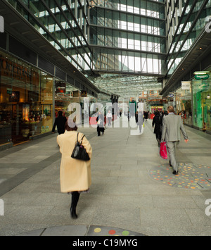 Shopper am Kardinal Ort, Victoria, London. Stockfoto