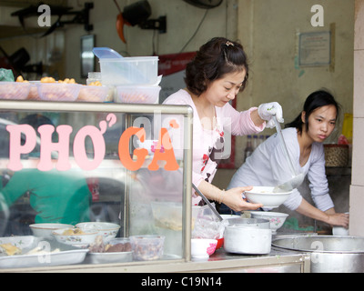 Eine Schüssel mit "Pho" auf den Straßen von Hanoi, Vietnam Stockfoto