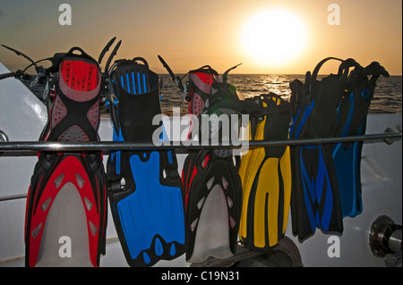 Tauchen flossen im Rack auf einem Schiff bei Sonnenaufgang Sonnenaufgang Stockfoto