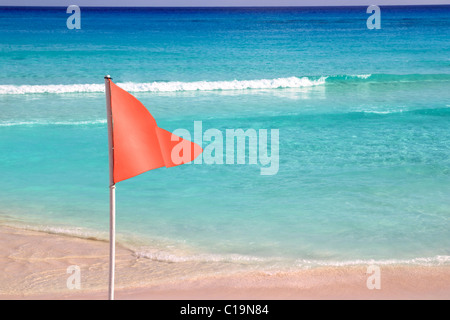 gefährliche rote Fahne im Strand Seegang signal Stockfoto