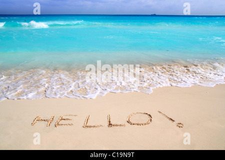 Hallo Nachricht Zauber im tropischen Strand Sand Karibik türkisfarbenen Meer geschrieben Stockfoto