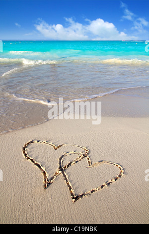 Herzen in Liebe geschrieben in karibischen Strand Sand tropischen Aqua sea Stockfoto