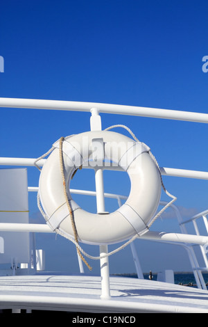 Boot Boje weiß im Urlaub blauen Sommerhimmel Geländer gehängt Stockfoto