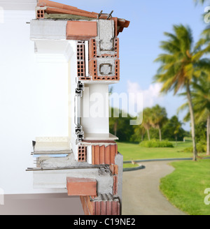 Fassade Wand Querschnitt der Ziegel Blöcke Fenster Struktur Dach und Boden Platte in Golfplatz Stockfoto