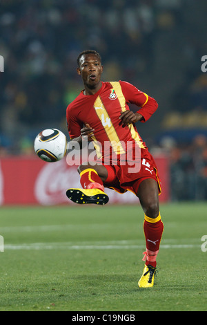 John Pantsil von Ghana geht der Ball gegen die Vereinigten Staaten während einer FIFA World Cup Runde 16 Match 26. Juni 2010. Stockfoto