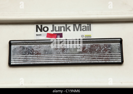 Keine Junk-Mail-Schild an der Eingangstür eines Hauses in einer Stadt, U.K. Stockfoto