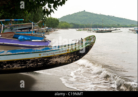 In dem Dorf Pemuteran, Bali, Angeln ist eine der wichtigsten Arten von Beschäftigung und die Jukung ist ein traditionelles Schiff verwendet. Stockfoto