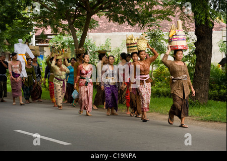 Eine Feuerbestattung-Zeremonie fand im Dorf Pemuteran, Bali. Eine Prozession nach der Einäscherung Website beginnt die Zeremonie. Stockfoto