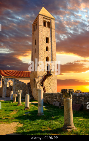 Der romanische Glockenturm und mittelalterlichen Säulen von der Kirche St John The Evengelist. Insel Rab, Craotia Stockfoto