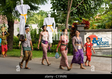 Eine balinesische Hindu Einäscherung Zeremonie statt in dem Dorf Pemuteran ist einen freudigen Anlass, die Freigabe der Seele der Toten Stockfoto