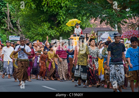 Eine balinesische Hindu Einäscherung Zeremonie statt in dem Dorf Pemuteran ist einen freudigen Anlass, die Freigabe der Seele der Toten Stockfoto