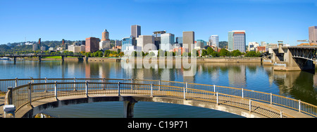 Die Skyline der Innenstadt Portland Oregon und Hawthorne Bridge Reflexion Panorama 2 Stockfoto