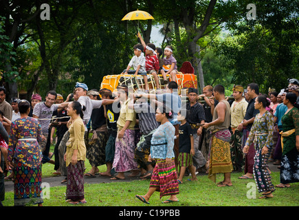 Eine balinesische Hindu Einäscherung Zeremonie statt in dem Dorf Pemuteran ist einen freudigen Anlass, die Freigabe der Seele der Toten Stockfoto