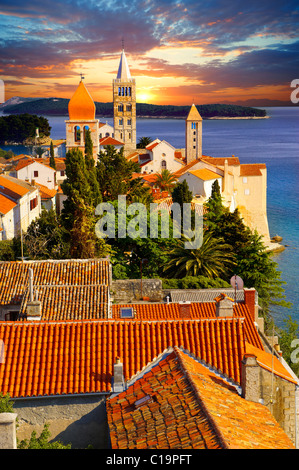 Blick vom Turm der St. Johanneskirche über die mittelalterlichen Dächer der Stadt Rab. Insel Rab, Craotia Stockfoto