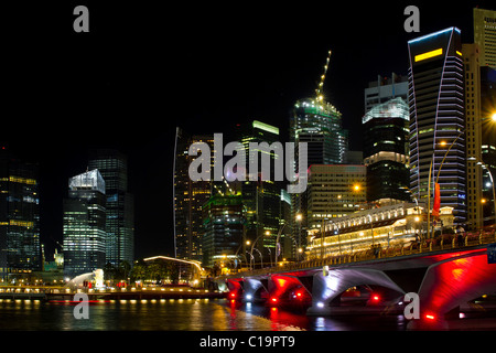 Skyline von Singapur von Marina Bay Esplanade in der Nacht Stockfoto