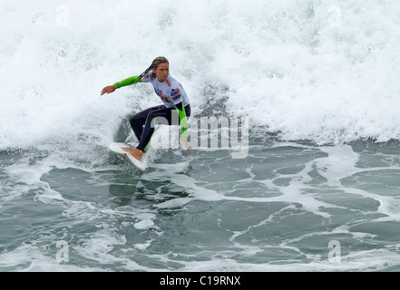 Pro Surferin im Wettbewerb mit den "uns Open of Surfing" am Huntington Beach, Kalifornien USA Stockfoto