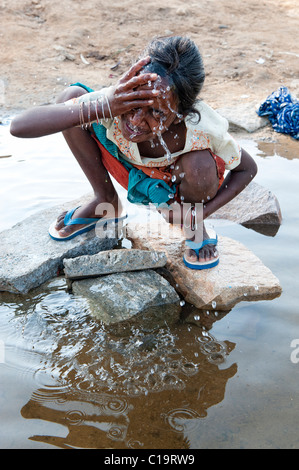 Kind Mädchen nackt im Fluss hocken Stockfotografie - Alamy