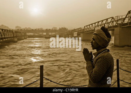 Mann, der betet an einem Fluß Ganges Fluß, Haridwar, Uttarakhand, Indien Stockfoto