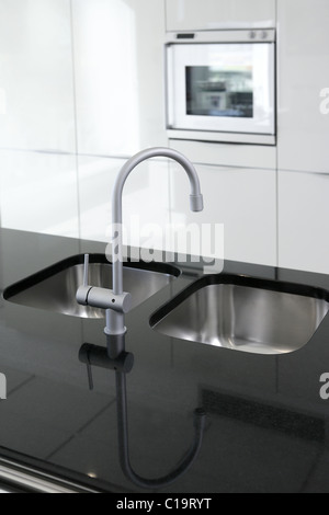 Küche Wasserhahn und Ofen moderne schwarz-weiß Interior design Stockfoto