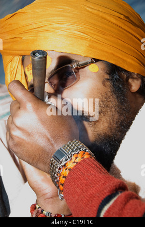 Nahaufnahme von einem Sadhu Rauchen eine Chilam, Haridwar, Uttarakhand, Indien Stockfoto