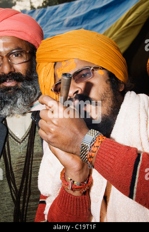 Sadhus Rauchen eine Chilam, Haridwar, Uttarakhand, Indien Stockfoto