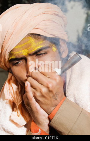 Nahaufnahme von einem Sadhu Rauchen eine Chilam, Haridwar, Uttarakhand, Indien Stockfoto