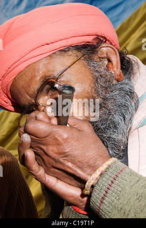 Nahaufnahme von einem Sadhu Rauchen eine Chilam, Haridwar, Uttarakhand, Indien Stockfoto