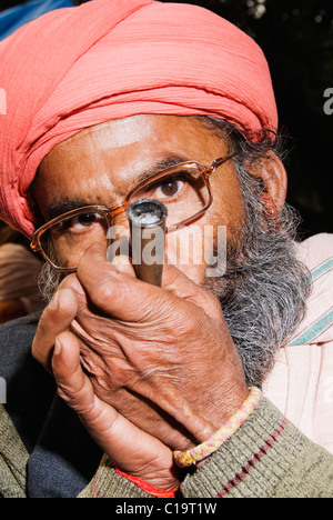 Nahaufnahme von einem Sadhu Rauchen eine Chilam, Haridwar, Uttarakhand, Indien Stockfoto